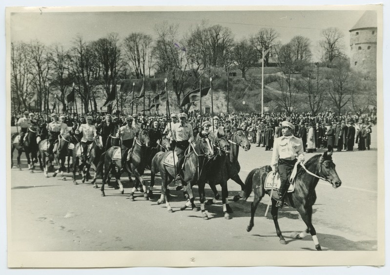 1. mai 1948, Ratsaspordiklubi liikunud töötajate demonstratsioonil.