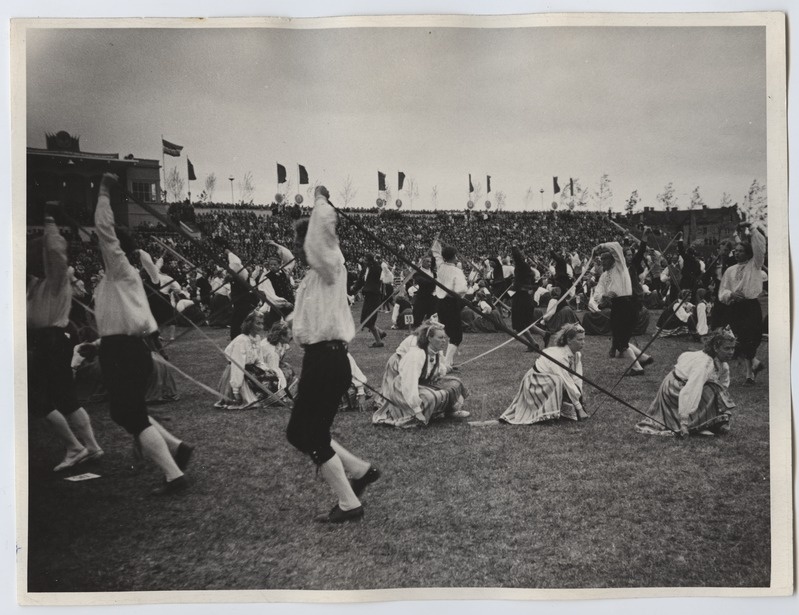 1955. aasta laulupidu, rahvatantsijad esinemas rahvakunstiõhtul komsomoli nimelisel staadionil.