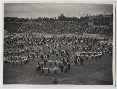 1955. aasta üldlaulupidu, rahvatantsijad esinemas rahvakunstiõhtul komsomoli nimelisel staadionil.  duplicate photo