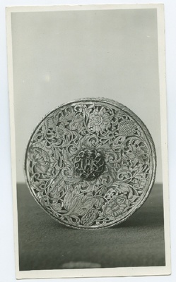 Niguliste kiriku hõbetoos, kaunistatud ašuurse lillornamendiga, keskel tähed "JHS".  duplicate photo