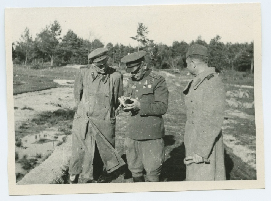 Kolm ohvitseri 1945. Kuramaal nõu pidamas.