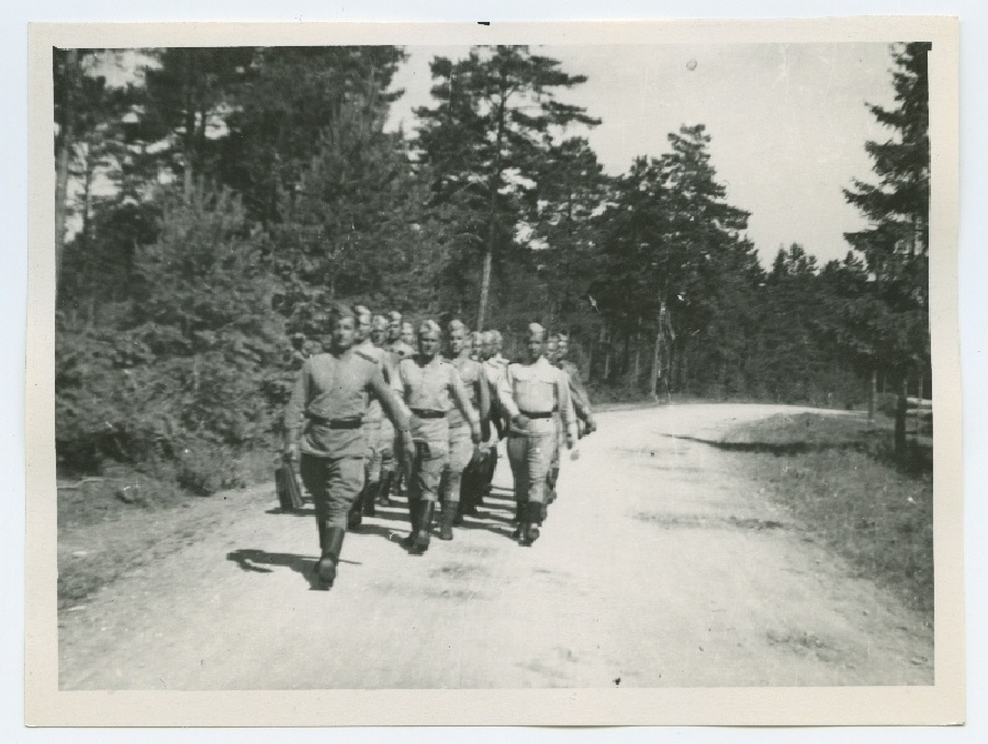 Rühm sõdureid marssimas Aegviidu metsas 1946. aastal.
