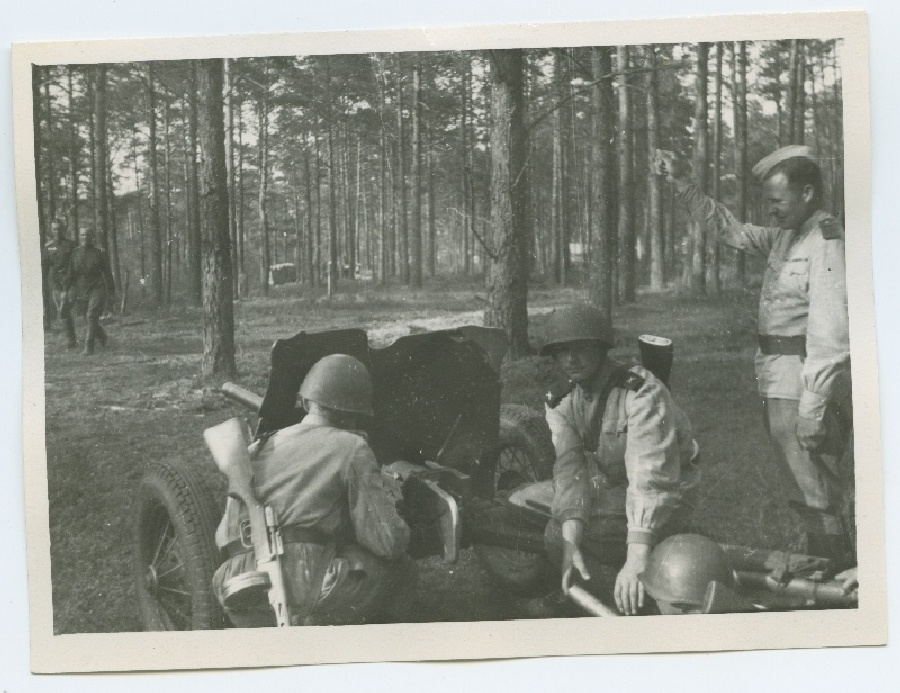 45 mm kahuri meeskond Klooga lasketiirus 1945. aastal.