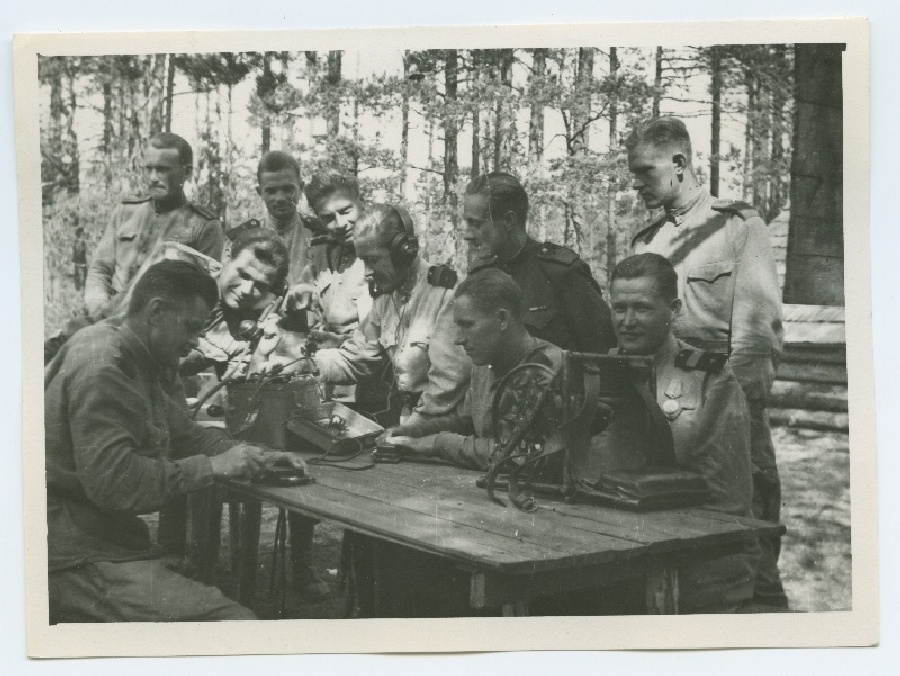 Sideväelased telefonide juures, Kuramaal Pilisplideni jaama lähedal 1945. aastal.