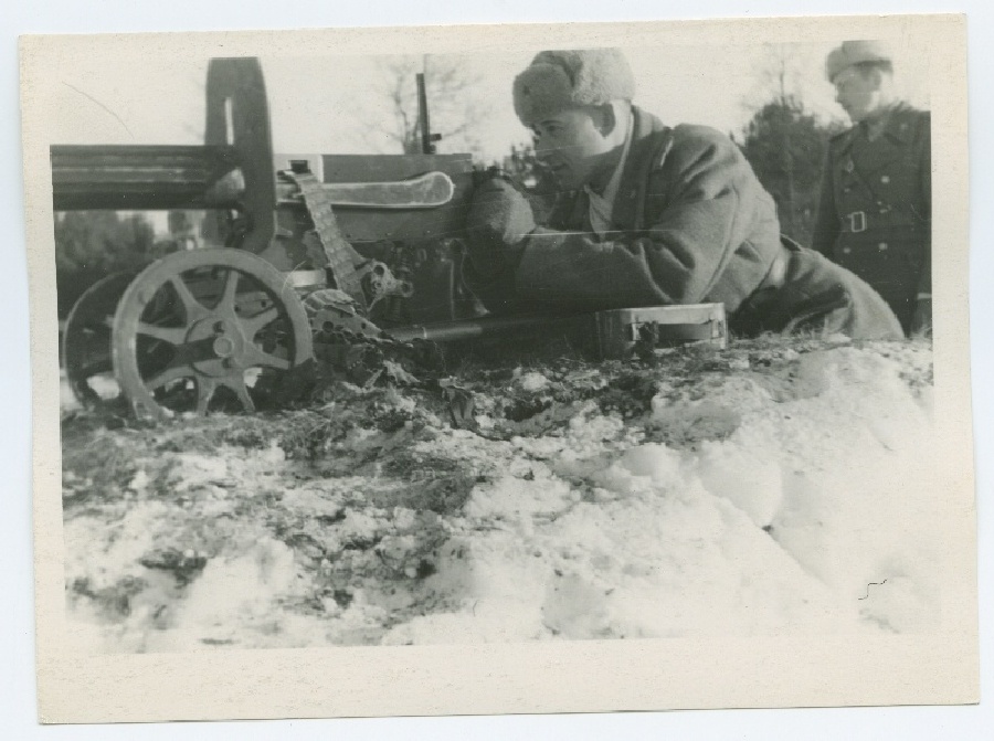Kapten Terentjev raskekuulipildujal harjutamas, 1945. aastal Kuramaal.