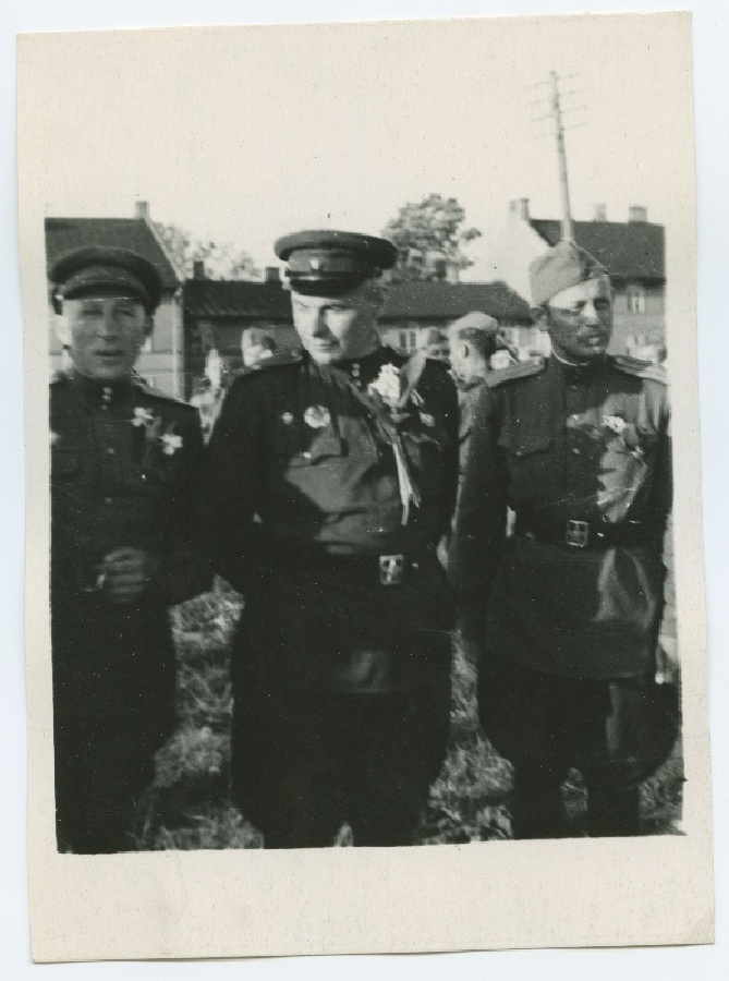 Alampolkovnik Raud, alampolkovnik Paul, major Seer, ühe asula väljakul peale Kuramaalt saabumist 1945.