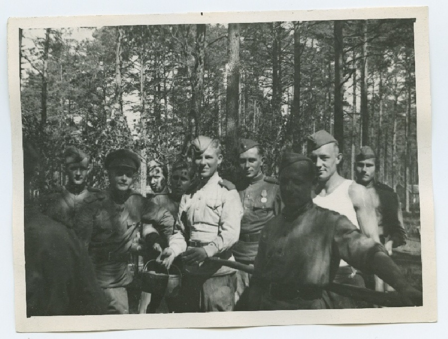 Kümme sõdurit puhkehetkel Klooga laagris 1945. aastal.