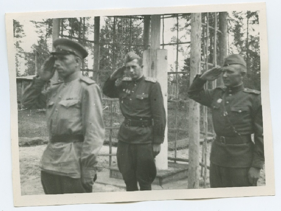 Kolm ohvitseri valveseisakus 300. polgu laagri avamise päeval, 1945. aasta suvel Kloogal.
