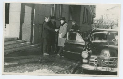 Tallinn, külalised Soomest, Tallinna raadiomaja ees, kus nende vestlus kanti raadio jaoks helilindile.  duplicate photo