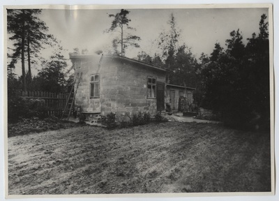 Tallinn-Nõmme, Mustamäe tänav 39. Hoovipoolne maja, kus elasid Salme ja Felix Siimid ning kus asus keldris salatrükikoda.  duplicate photo