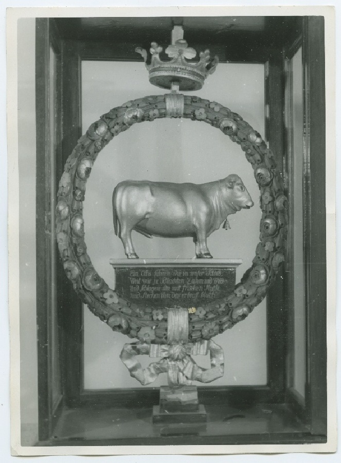 Tallinna Kanuti Gildi lihuniku ametimärk 1791. aastast, kullatud härg ümbritsetud pärjaga.