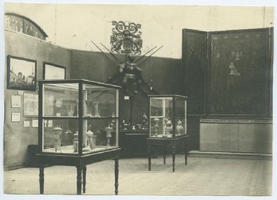Tallinna Mustpeade Vennaskonna väljapanekuid Riia näitusel 1918. aastal.  similar photo