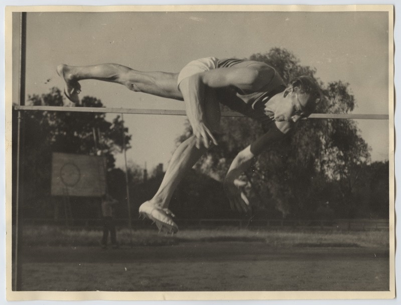 Sportlane Kiisa kõrgushüppel Tallinnas spordiväljakul.