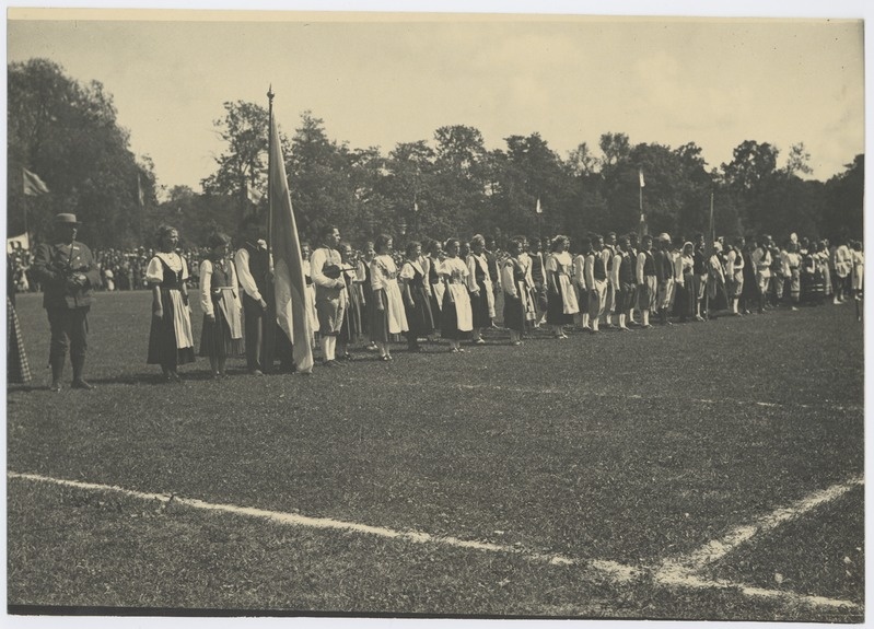 XI üldlaulupidi Tallinnas 1938. aastal, rahvatantsijad ja pillimehed rivis.