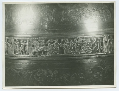 Ornamendiga hõbekann, graveeritud taimemotiivid ja ašuursed stseenid.  duplicate photo