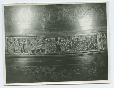 Ornamendiga hõbekann, graveeritud taimemotiivid ja ašuursed stseenid.  duplicate photo