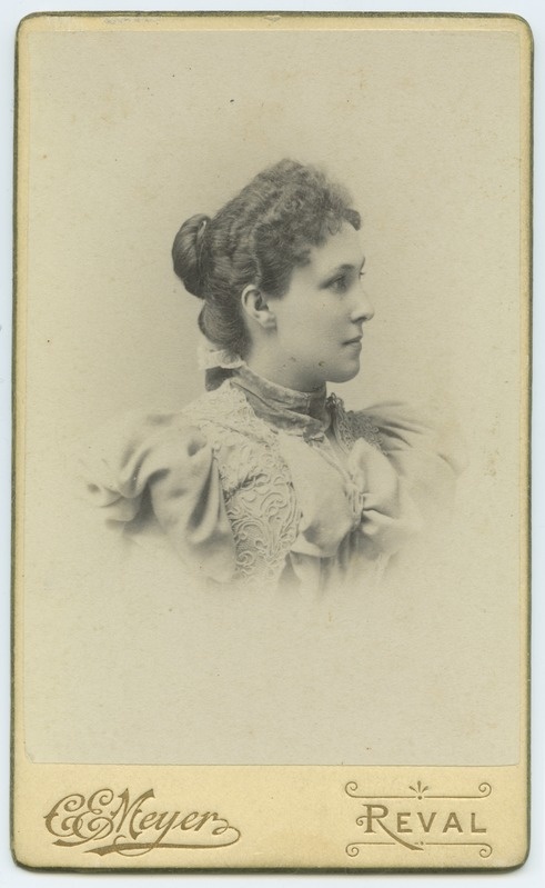 Noore naise poolportree profiilis