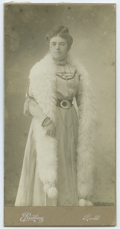 Noor naine, kaelas pikk valge kohev boa, ateljeefoto.