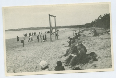 Tallinn, Pirita mererand supelushooajal, keskel võimlemisrõngad.  duplicate photo