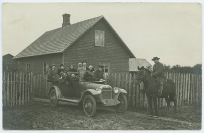 Seltskond autos ja mees hobusel  duplicate photo