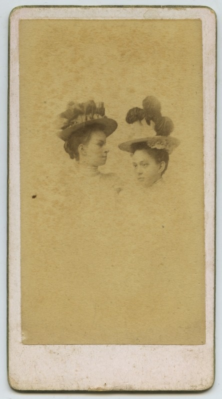 Kaks naist kübaratega