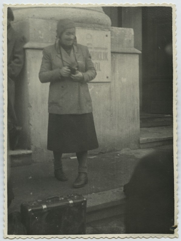 Vanem naisterahavas Lubitel kaameraga