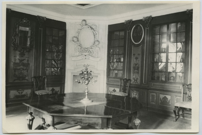 Roheline kabinet Peeter I suvelossis.