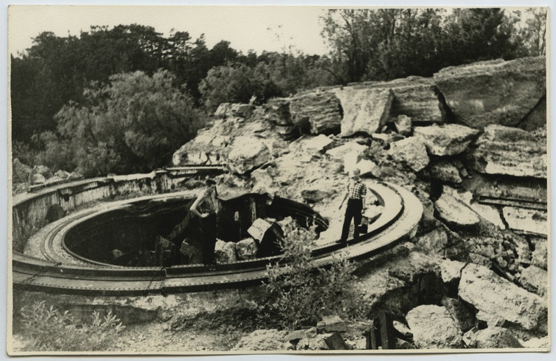 Rannakaitsepatarei varemed Aegna saarel, patarei lasti õhku 1941. aastal.