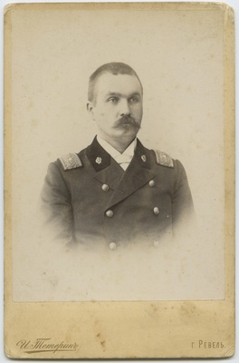 Notar Linnamägi ametimundris, poolportree.  duplicate photo