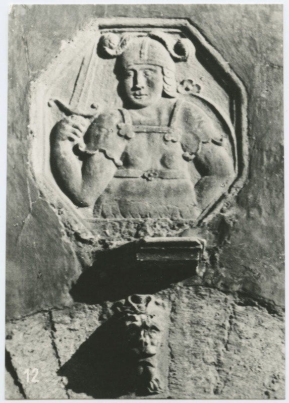 Allegooriline figuur Pakkhoone fassaadil.