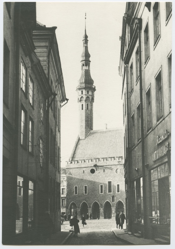 Vaade Mündi tänavalt Raekojale.