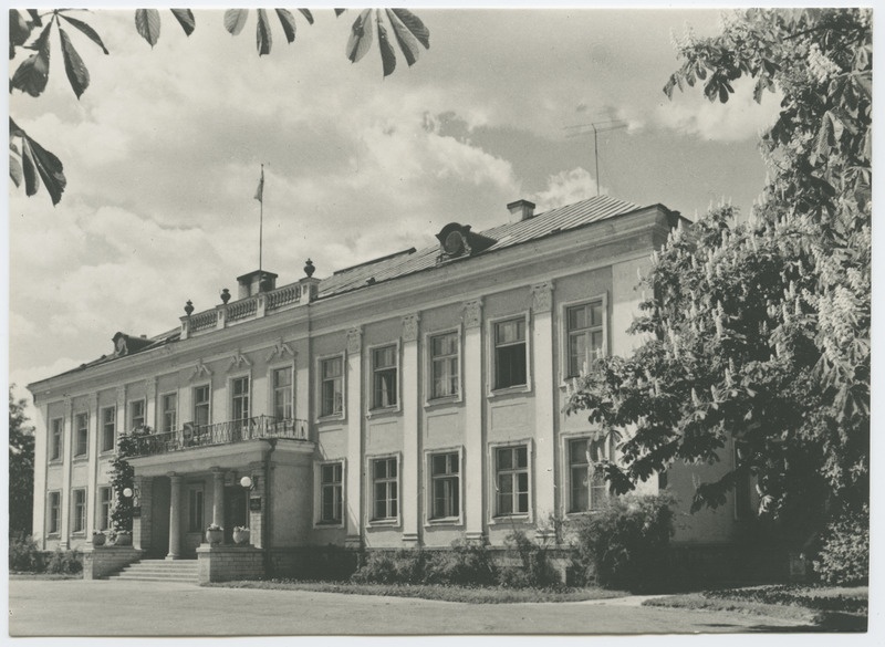 Vaade Eesti NSV Ülemnõukogu Presiidiumi hoone fassaadile Kadriorus Weizenbergi tänav 39.