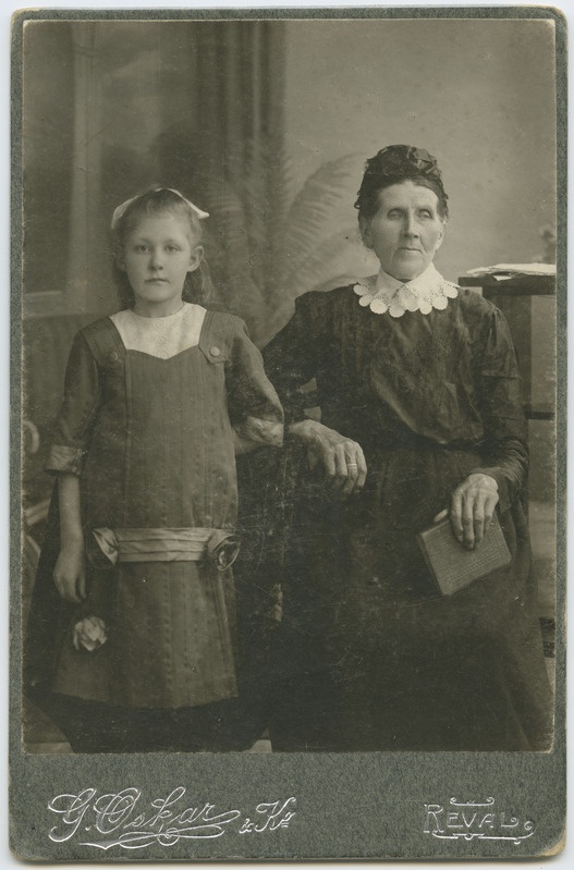 Vanaema ja lapselapse portree.