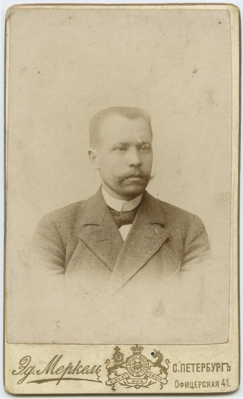 Kirjanik Juhan Lilienbach'i poolportree.