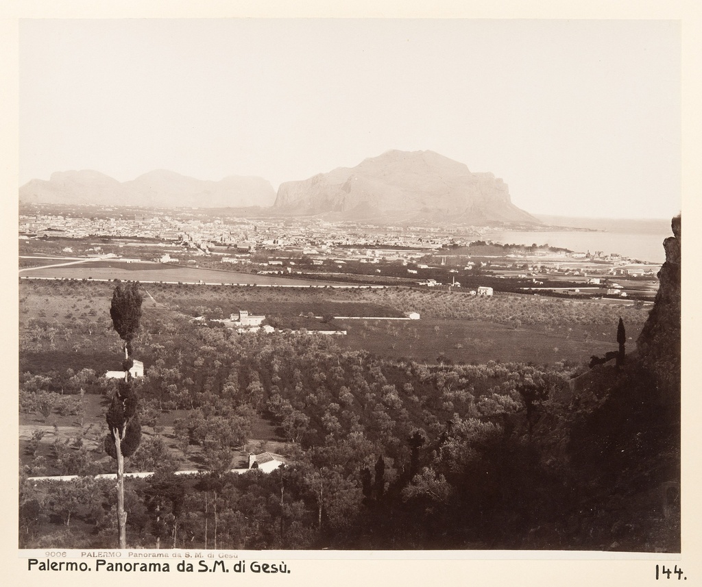 Fotografier - Note: For documentary purposes the original description has been retained. Factual corrections and alternative descriptions are encouraged separately from the original description.Fotografi från Palermo.Nyckelord: Sicilien