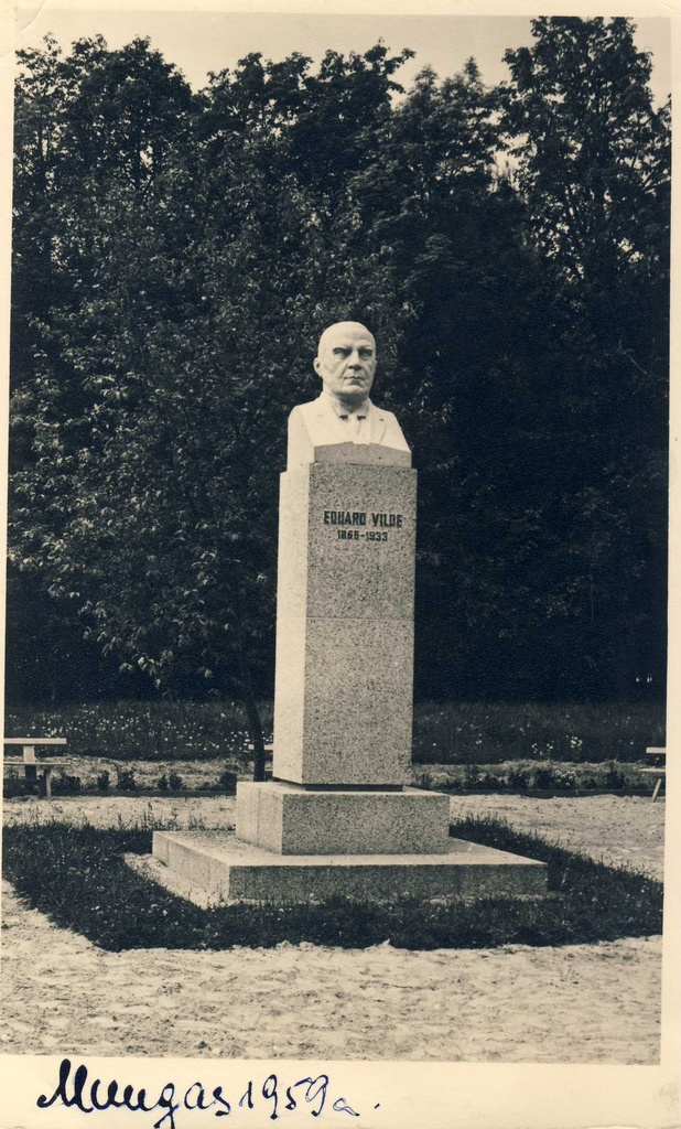 Ed. Vilde monument in front of Muuga Manor