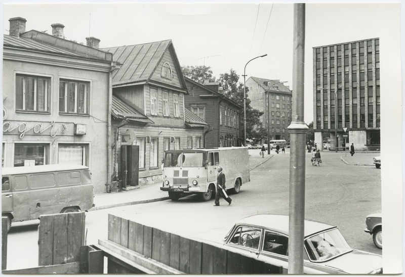 Puumajad Tartu maantee alguses, endise Sakala tänava nurgal.