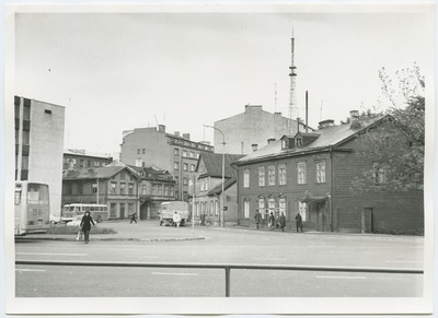 Puumajad Tartu maantee alguses, endise Sakala tänava nurgal.  similar photo
