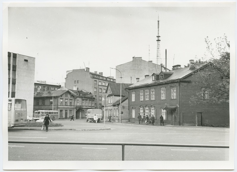 Puumajad Tartu maantee alguses, endise Sakala tänava nurgal.