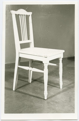 Valgeks värvitud köögitool 1920-ndatest aastatest.  duplicate photo