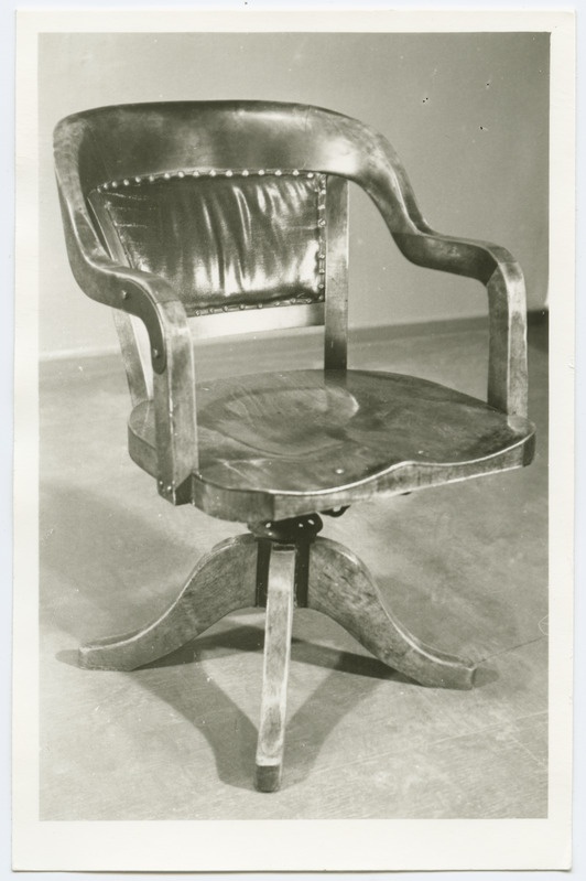 Pehmendatud seljatoega kontoritool 1930-ndatest aastatest.