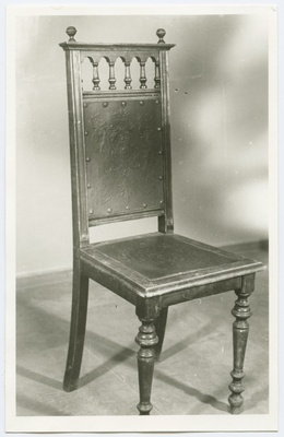 Kõrge seljatoega tool 1920-ndatest aastatest.  duplicate photo