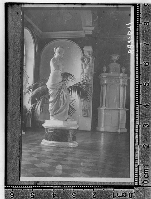 Muuga Manor (Münkenhof), interior with sculptures. Simuna khk