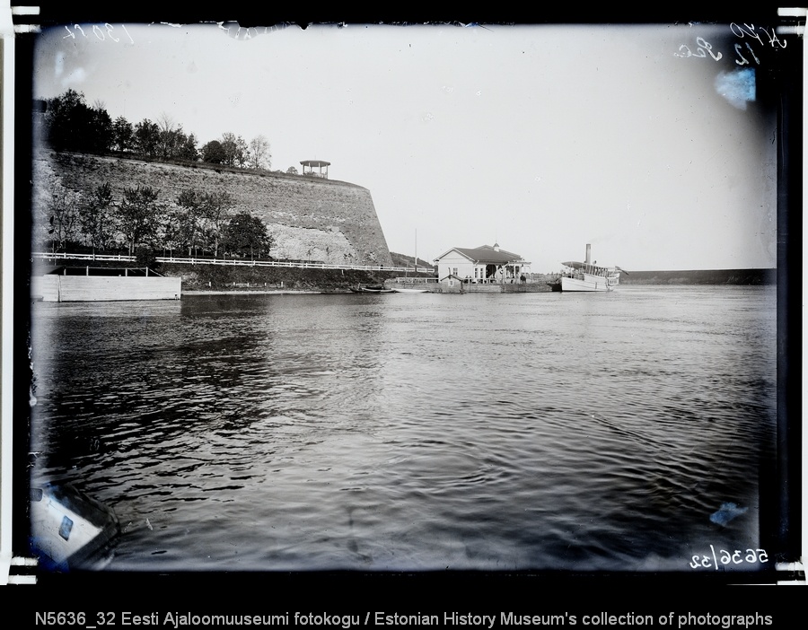 Vaade laevasadamale ja bastionile Victoria kagust jõe poolt.