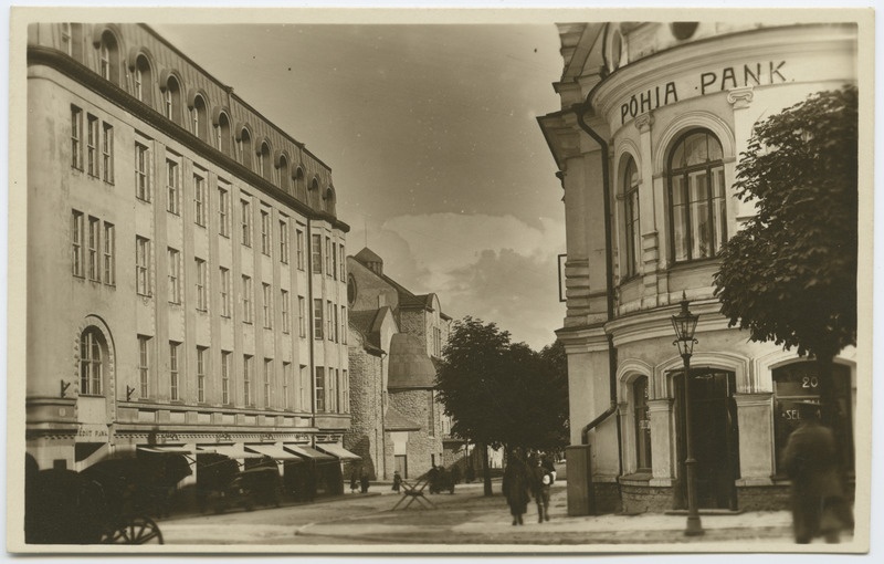 Tallinn. Põhja-Panga hoone. Vasakul Krediit panga hoone