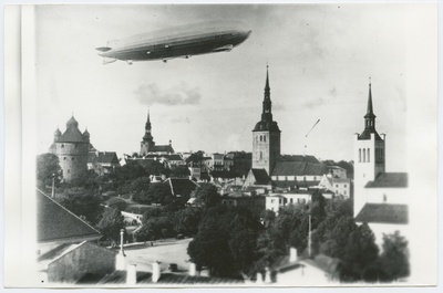 Tallinn. Saksa õhulaev Zeppelin Toompea kohal  duplicate photo