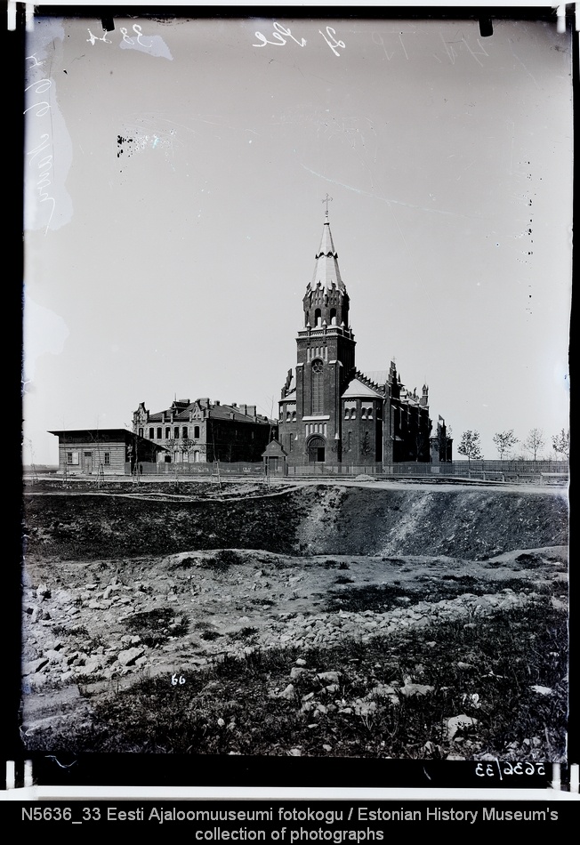 Rooma- katoliku kiriku kogudusemaja (ca 1907) Mustal tänaval ja kirik.
