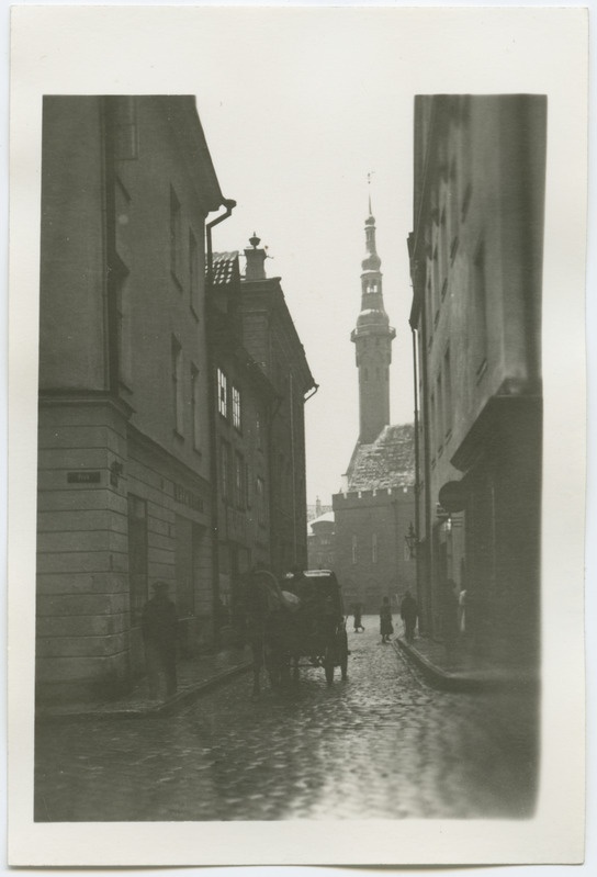 Tallinn. Vaade Mündi tänavalt Raekojale