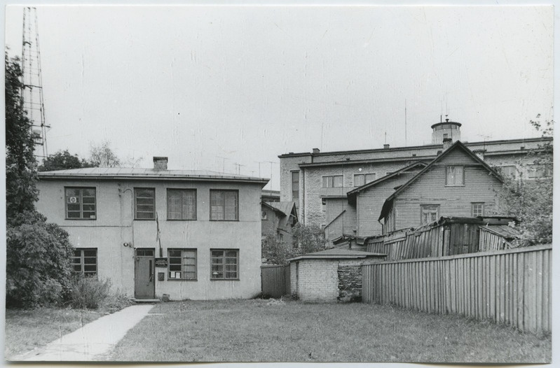 Tallinn. Kahekordne kivihoone Väike-Kompassi t. 12