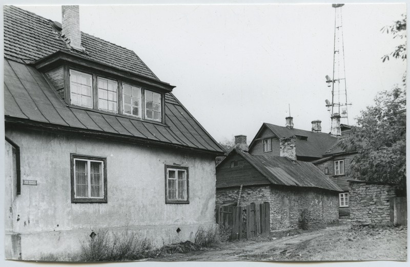 Tallinn. Vaade hoonele Väike-Kompassi t. 3 ja selle ümbrusele